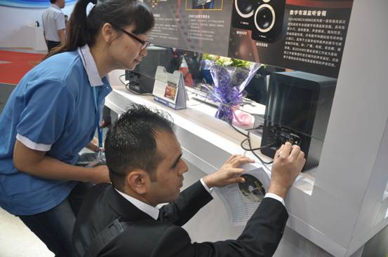 外国朋友兴趣十足,竟自己动起手来